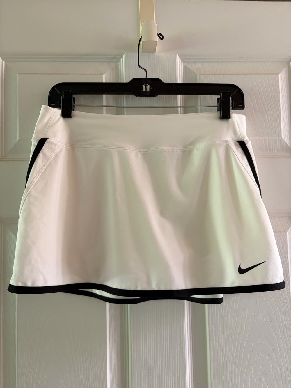 Nike White and Black Tennis Skirt with Contrast Trim